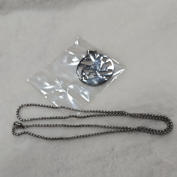 🐺 Stainless Steel Wolf Round Necklace 🐺 - Picture 3 of 5